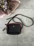 Czarna mała torebka z Tommy HILFIGER