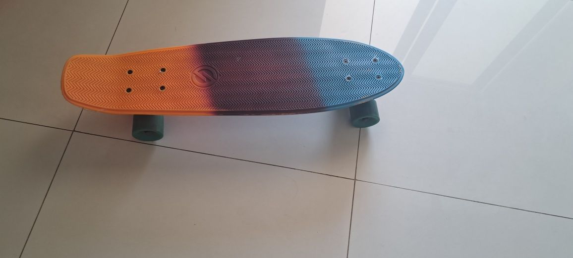Skate cor laranja e azul
