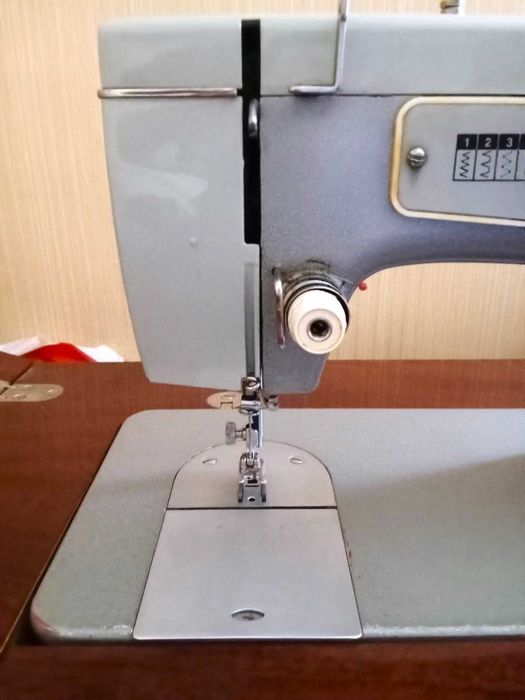 Швейная машинка Подольск 142 ( ножная с тумбой ). Б / У