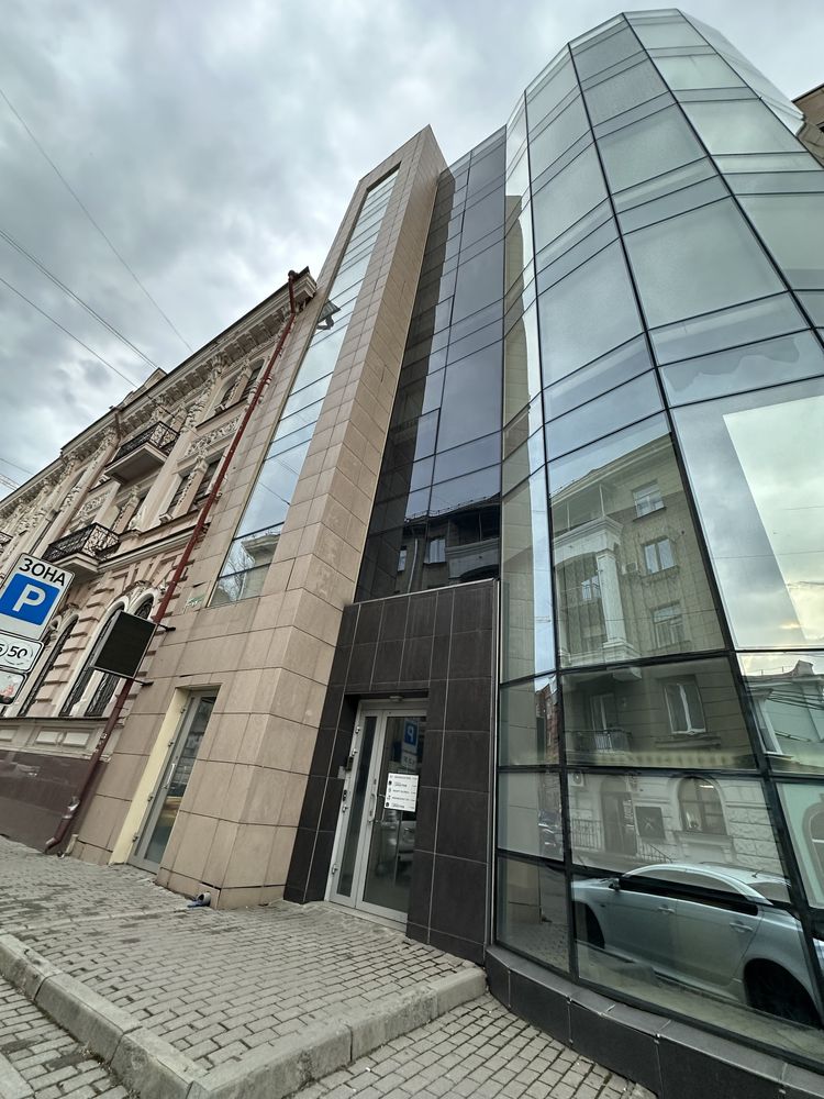 Здам 1й поверх в бізнес-центрі