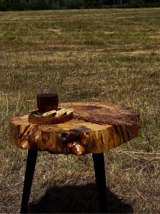 Столик кавовий (приліжковий) зі слебу з епоксидною смолою