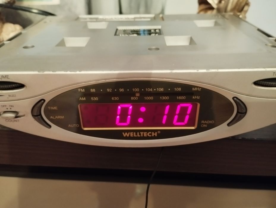 Zegar+ radio podszafkowe
