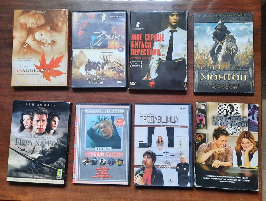 Диски DVD с фильмами и спектаклями.