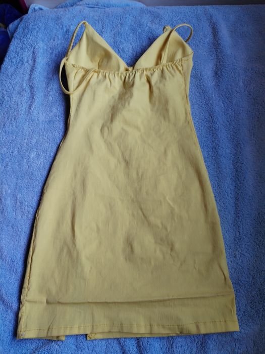 Vestido curto amarelo com fenda