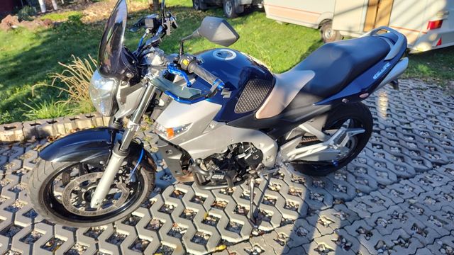 Suzuki GSR 600..