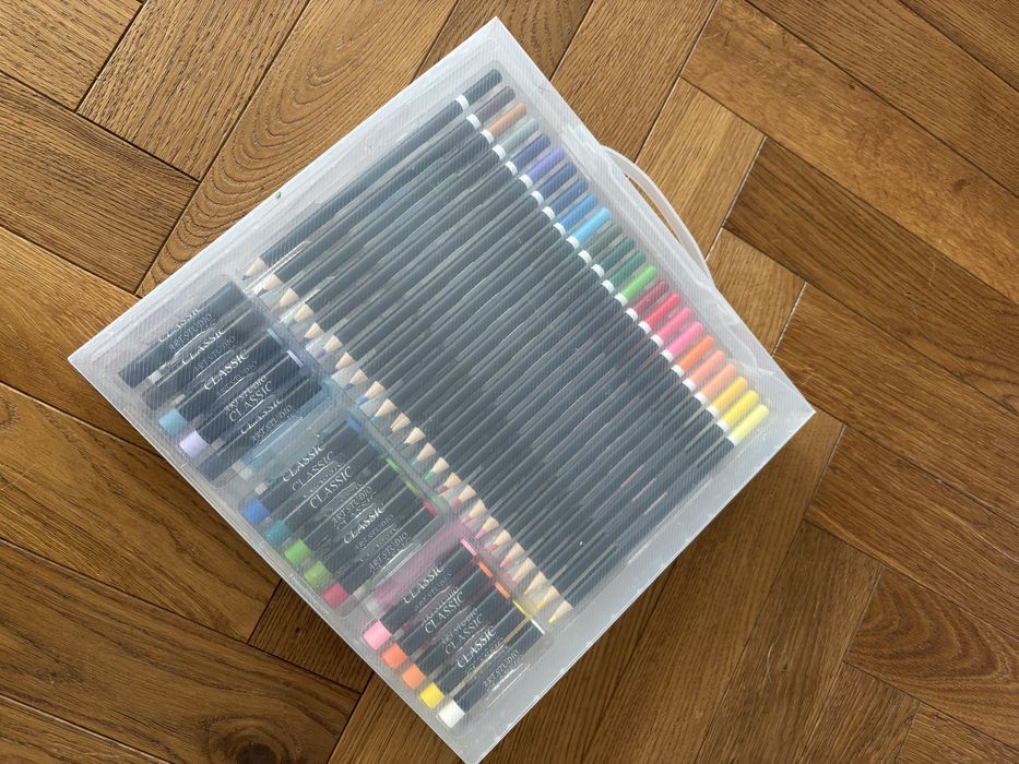 Zestaw kredek, flamastrow , i farbek w walizce