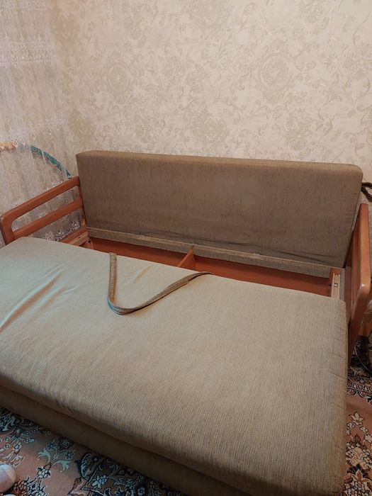 Диван -кровать з подушками