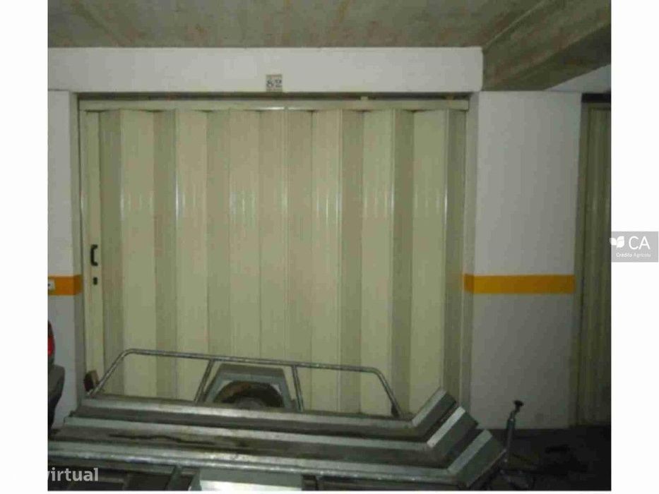 Estacionamento coberto e fechado