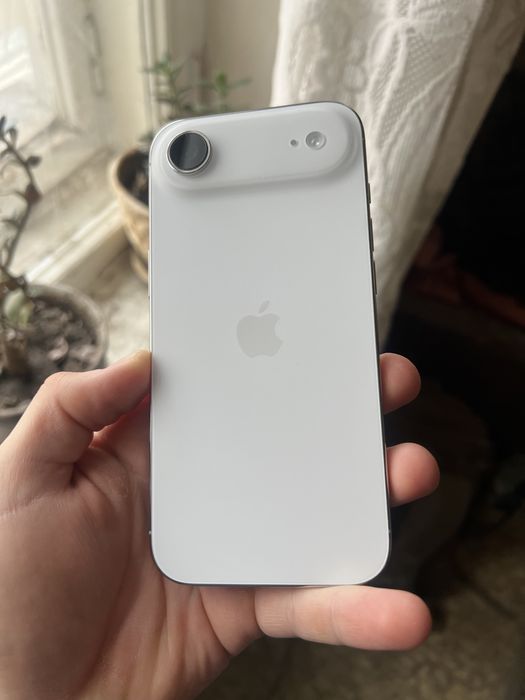 Продам iPhone 17 Air 256 white