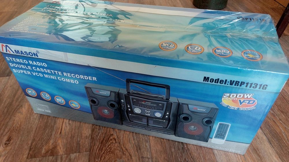 Магнитола у заводському пакуванні.