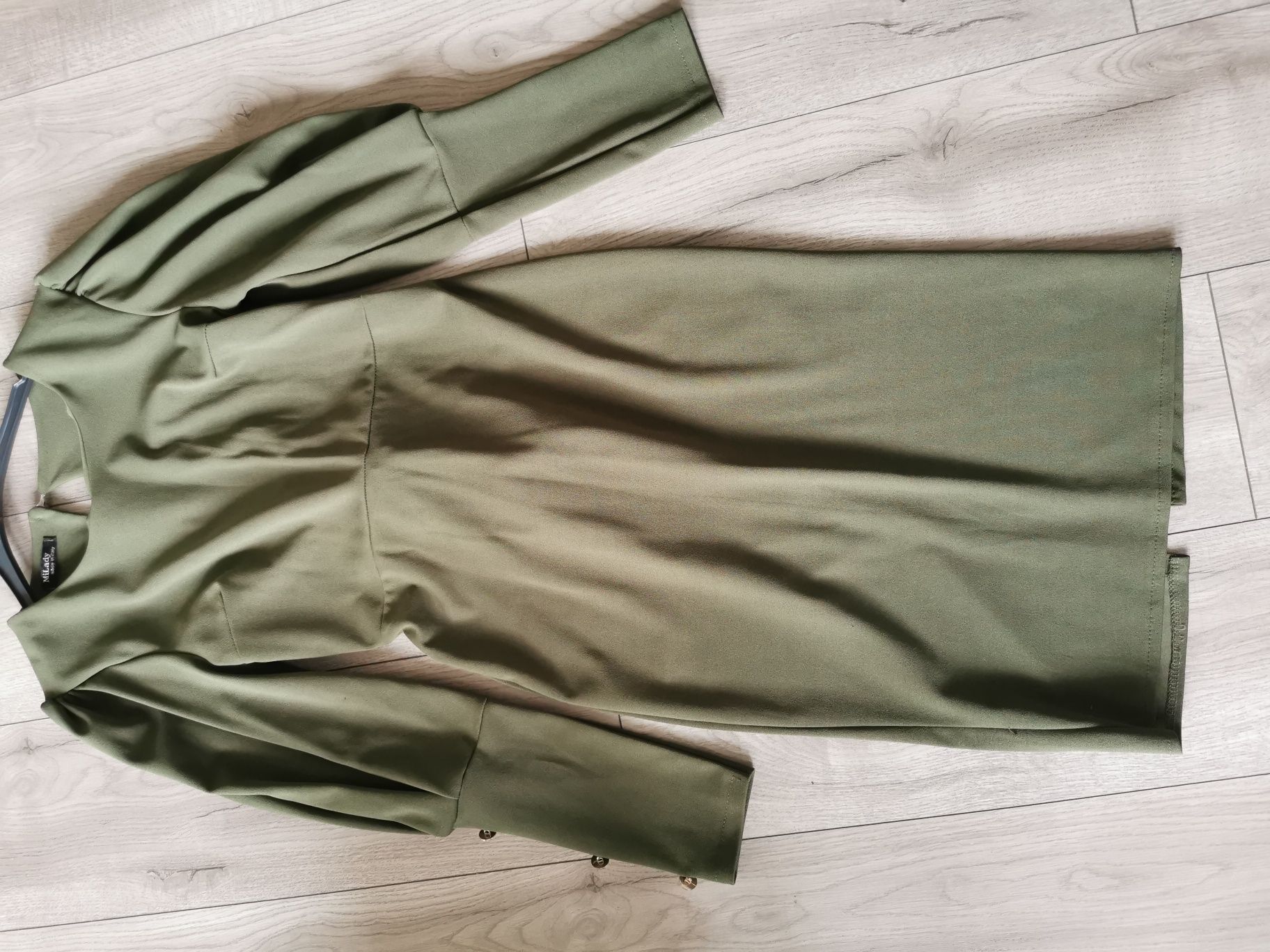 Elegancka sukienka khaki z efektowym wiązaniem na plecach