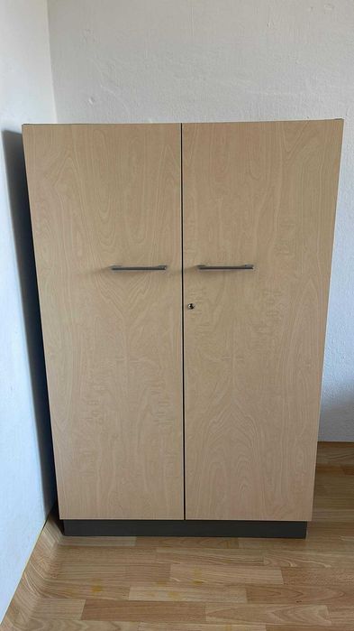 Drewniana szafa stojąca zamykana na klucz 80x44 cm, wys. 1,26 m