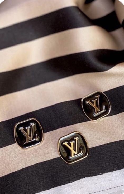 Тканина та ґудзики Louis Vuitton