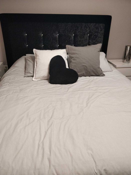 Cama casal estufada com cristais