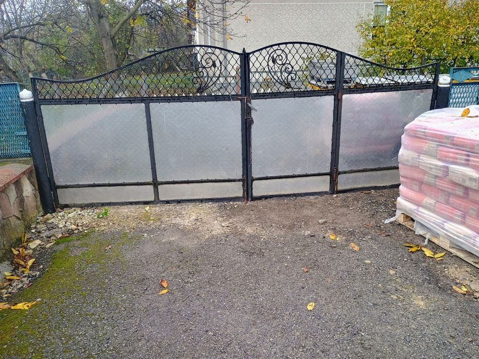 Металеві ворота в хорошому стані