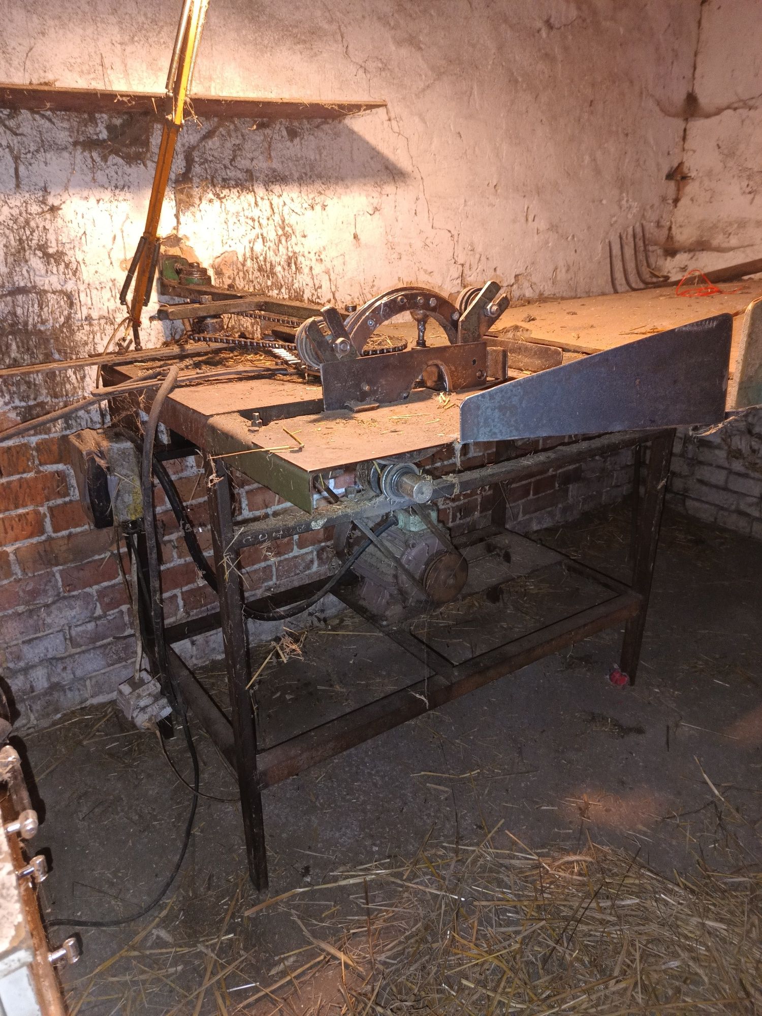 Maszyna do produkcji podkładów słomianych, wianków