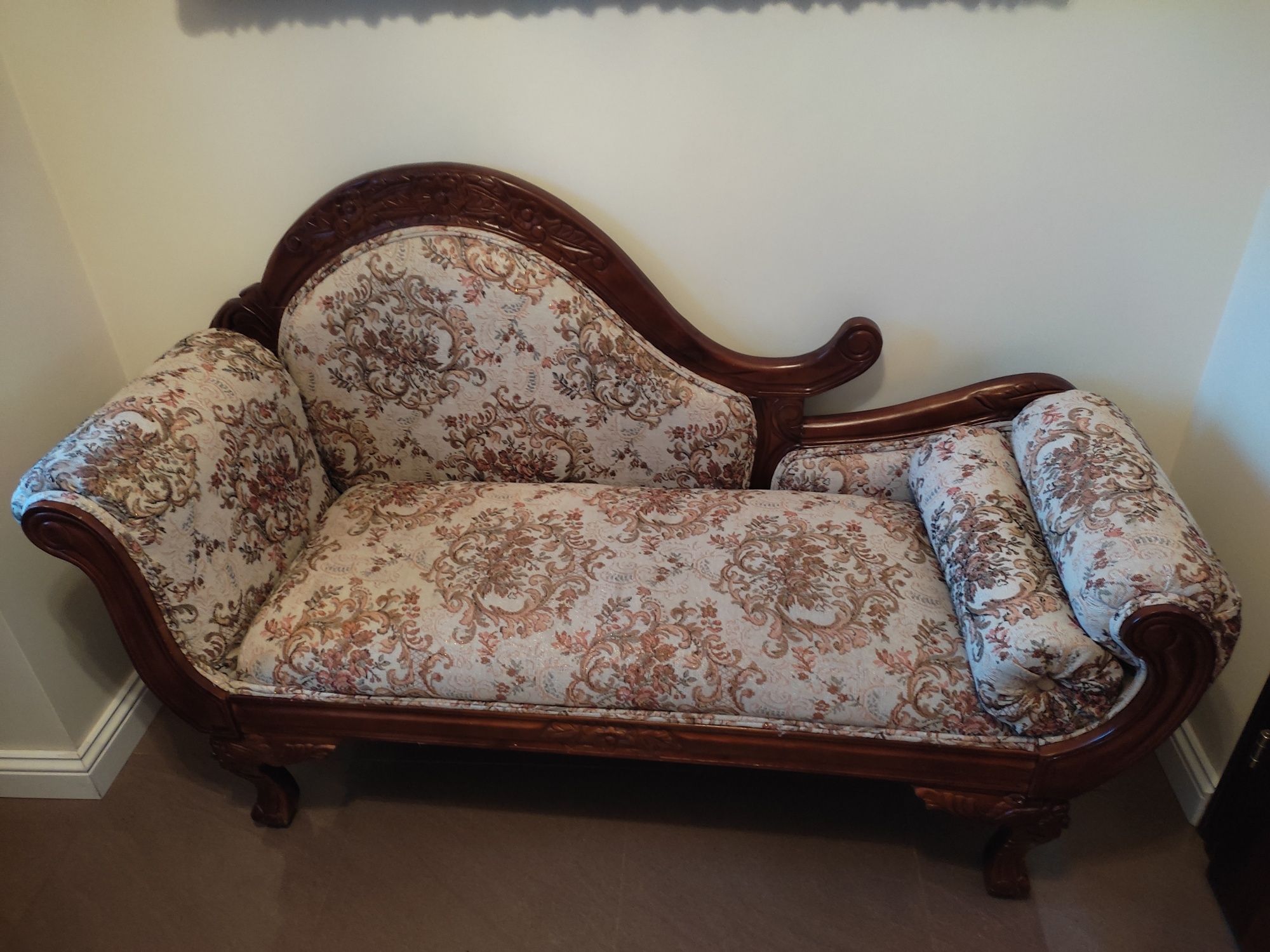 Stylowa rzeźbiona sofa-szezlong