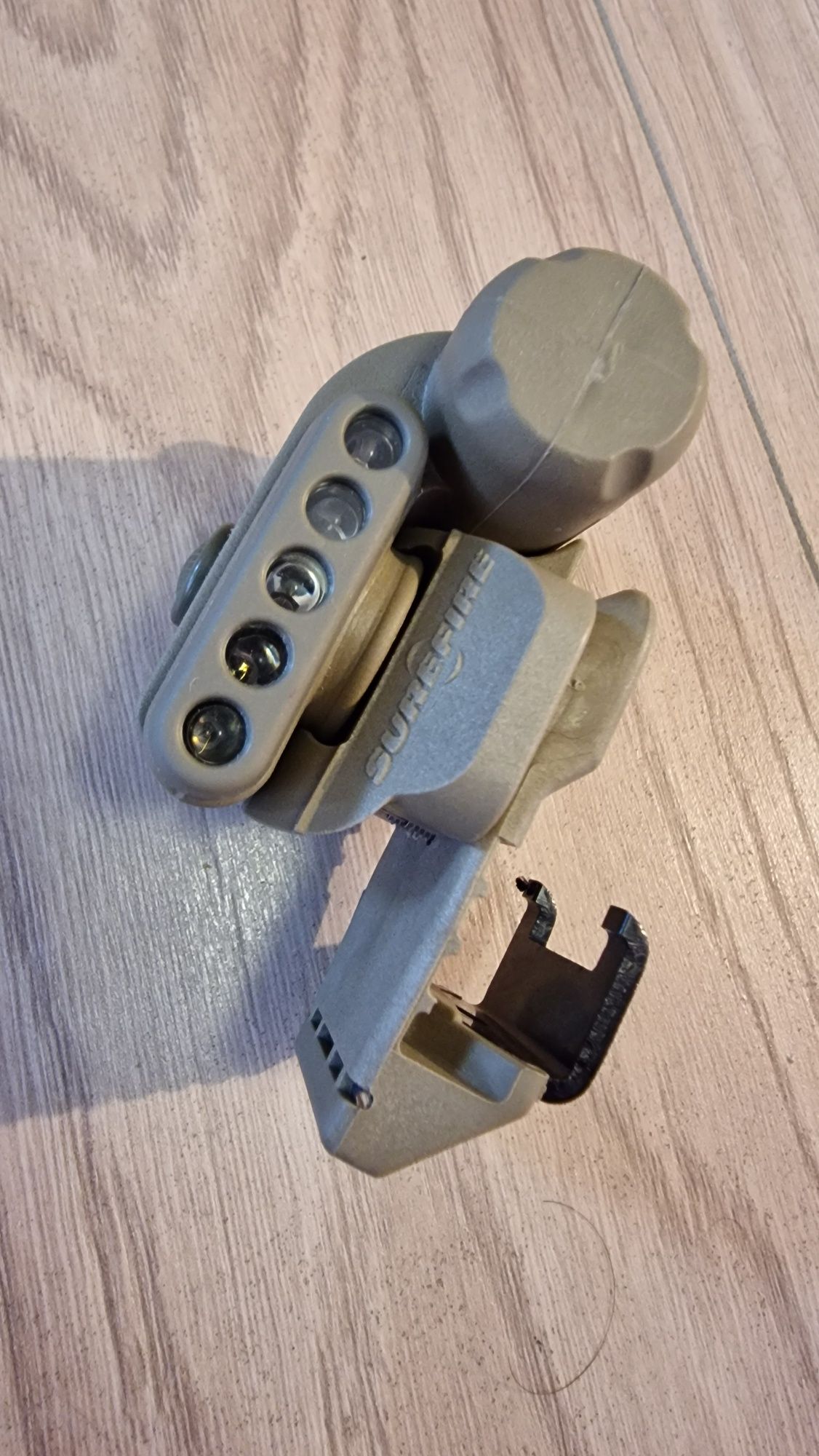 Latarka na helm Surefire hl1 a tn