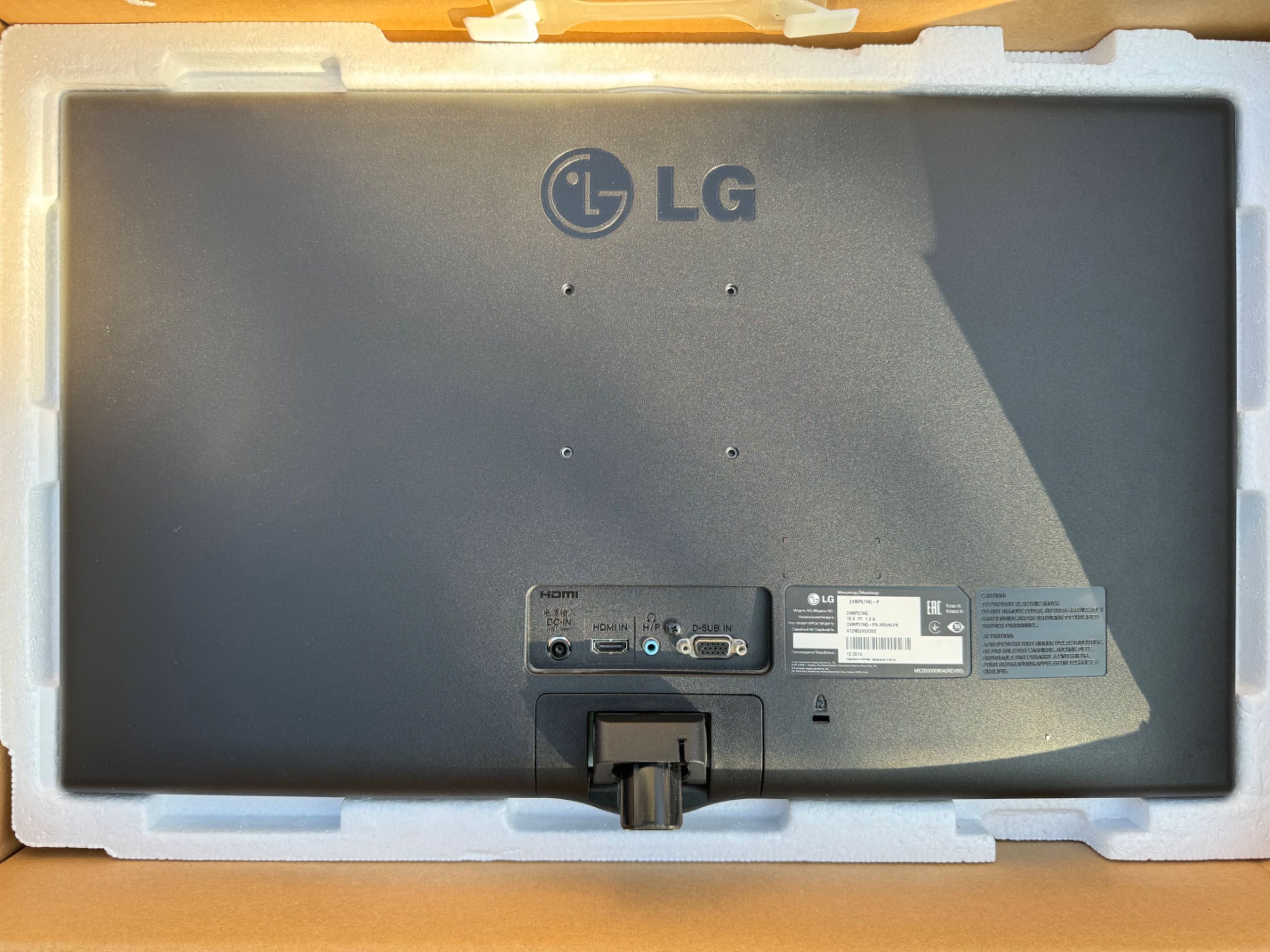 Монітор 23.8” FullHD LG 24MP57HQ-P. VGA і HDMI кабелі. Камера Logitech