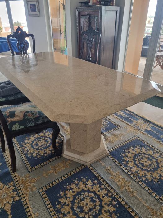 Mesa de jantar em pedra liós