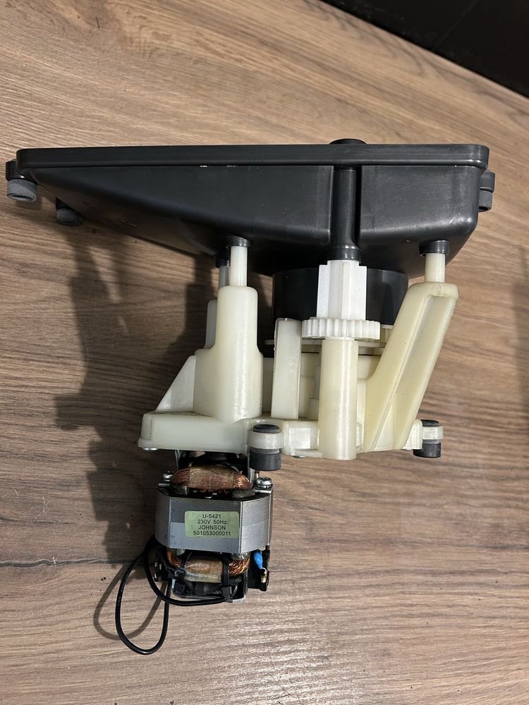 Młynek kawy Delonghi esam