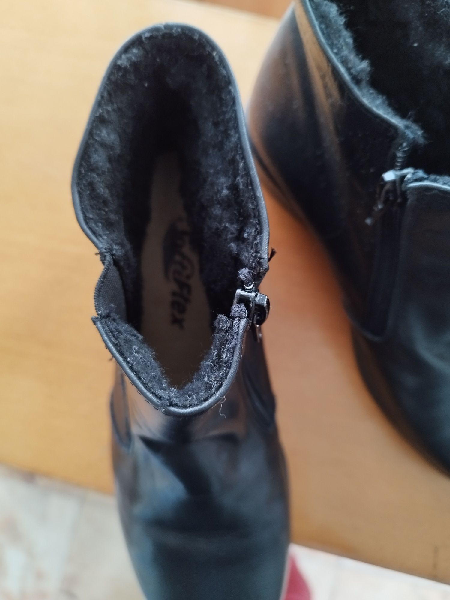 Botins pretos em pele