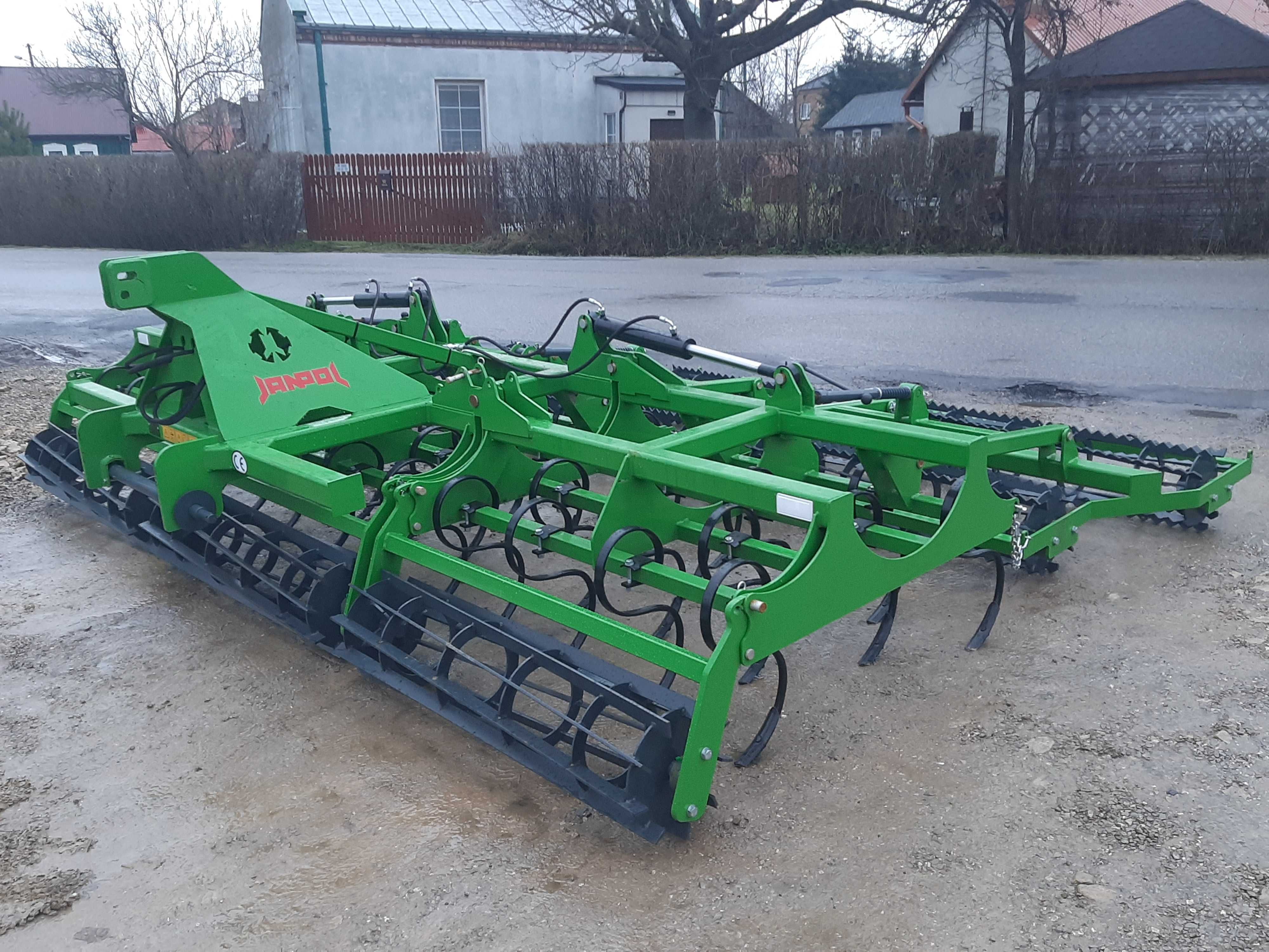 agregat uprawowo przedsiewny/4 rzędy zębów składany hydraulicznie