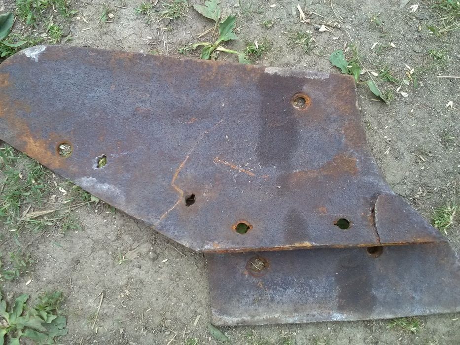 Продам два плуги і полицю запасну із леміхом.