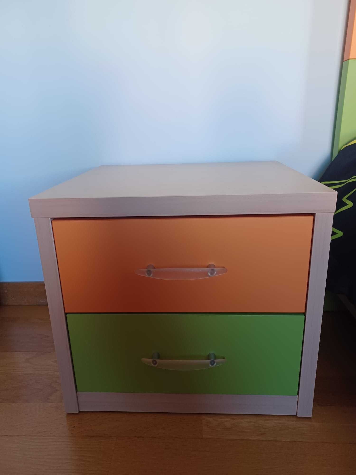 Quarto de criança completo com cama, cabeceira e armário