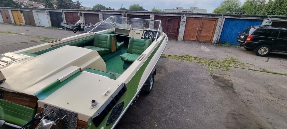 Łódź motorową Glastron