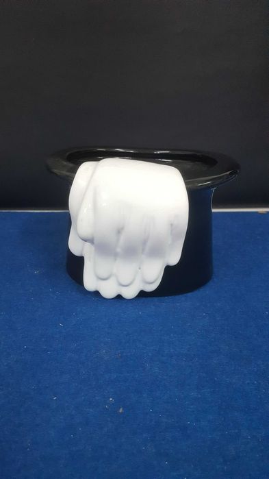 Curiosa taça de ceramica em forma de cartola  com luvas