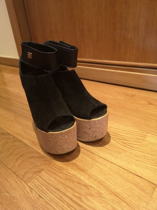 Sandálias Not Yet novas