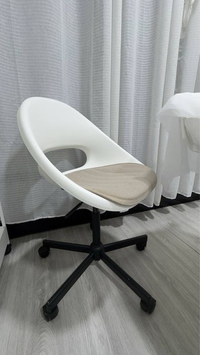 Cadeira Branca com Rodas e Almofada – Confortável e Moderna