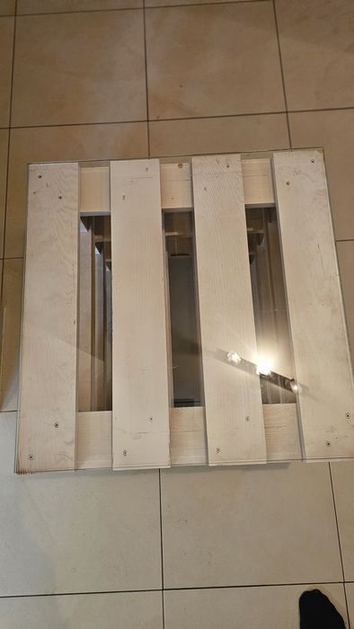 Stół z palet ze szklanym blatem 60x60x43cm