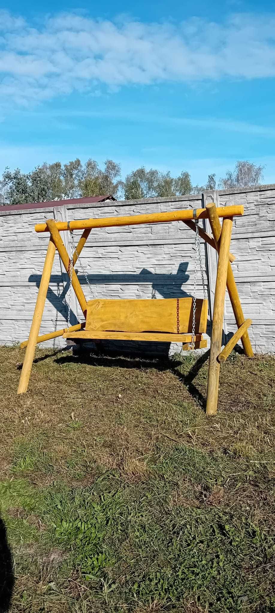 Huśtawka ogrodowa drewniana - transport złożonej już huśtawki w cenie.