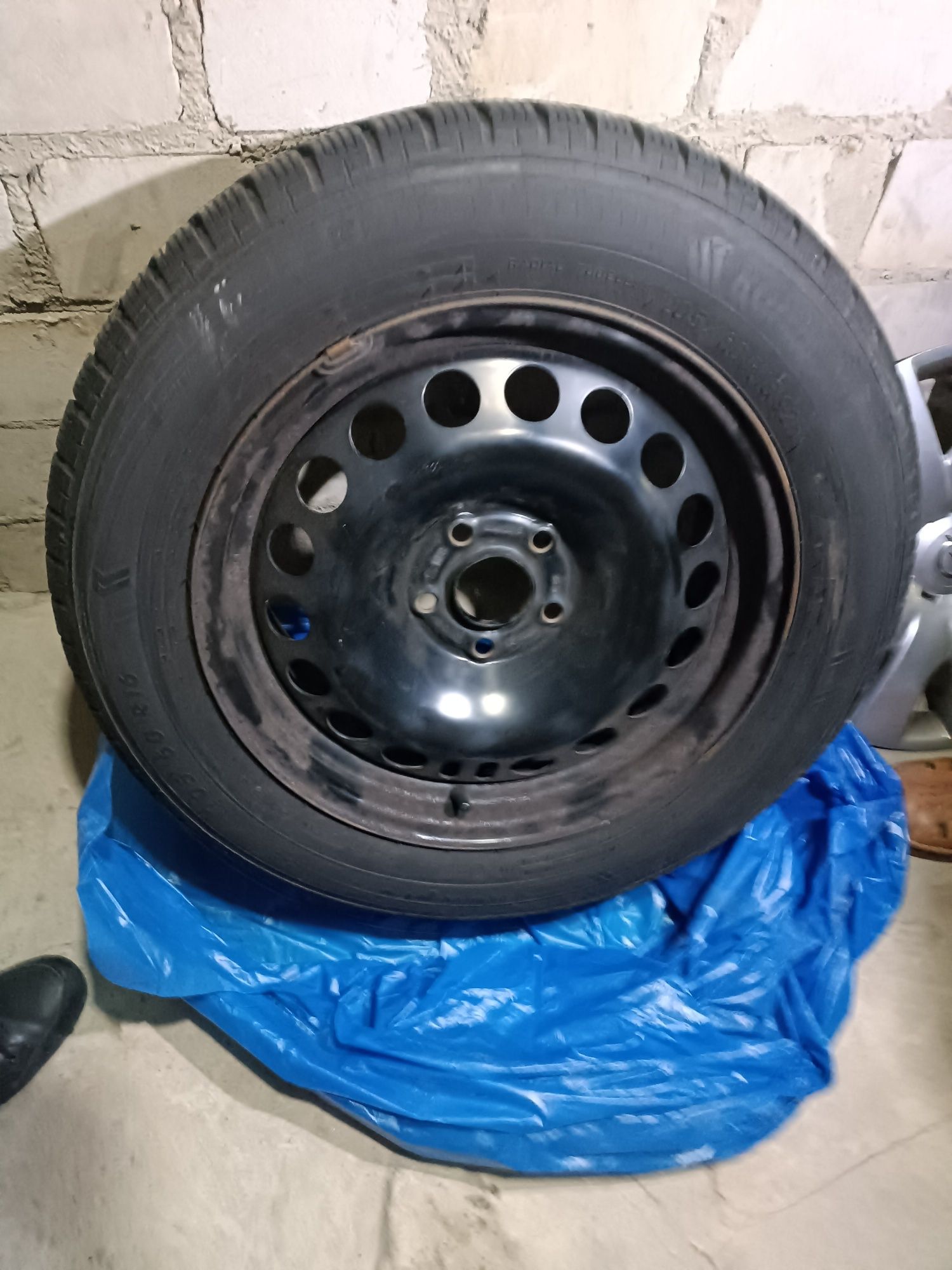 Komplet kół z oponami zimowymi 205/60 r16 kormoran