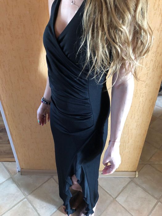 Wieczorowa czarna dopasowana sukienka z rozporkiem