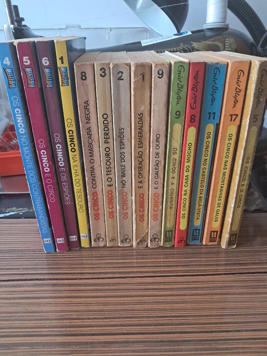 Vendo 12 livros os cinco
