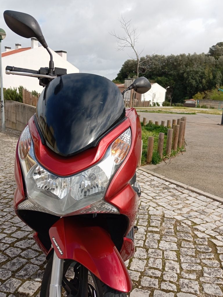 Honda PCX queres dar umas voltas diferentes