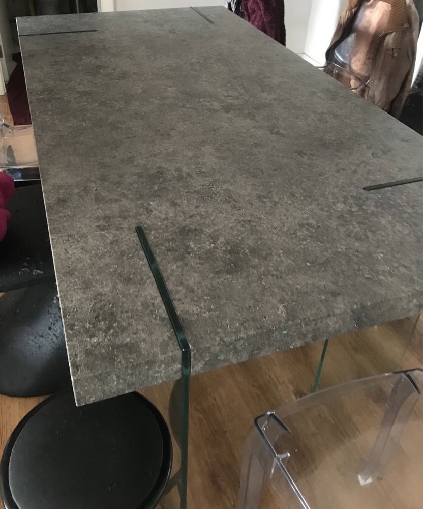 Mesa de sala com pes de vidro