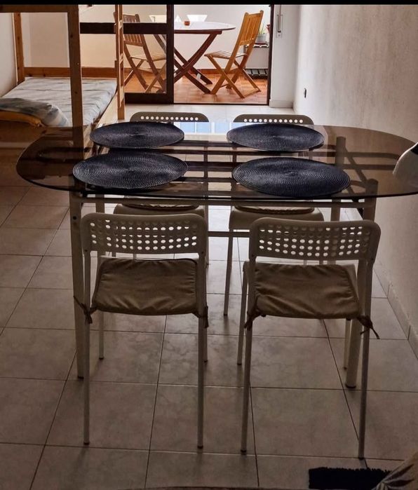 Mesa de vidro e alumínio com 4 cadeiras