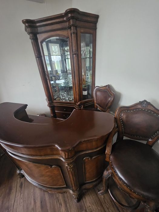 Piękny barek z witryną i hokerami komplet