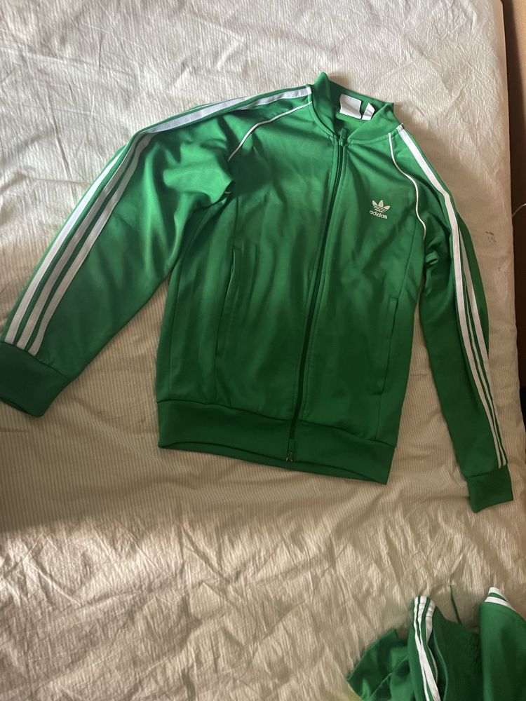 Fato treino de adidas em bom estado aproveita está num bom preço bom.
