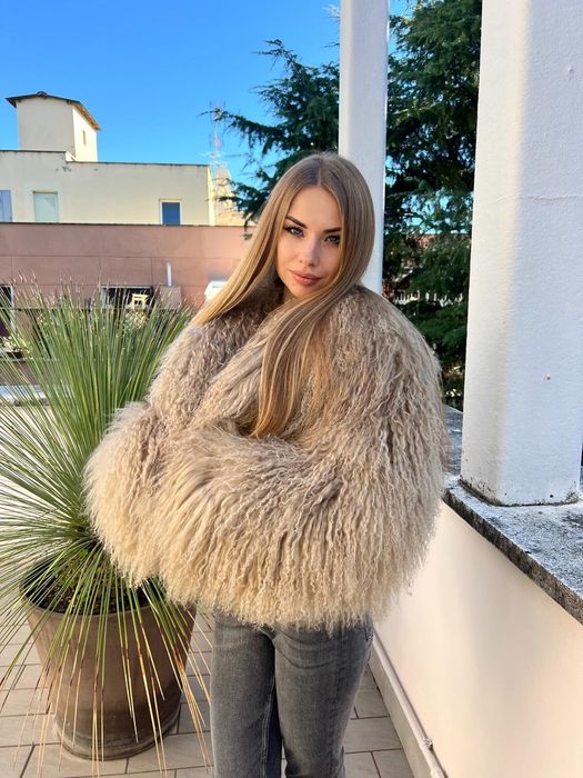 Натуральні шуби з Лами є усі розміри  бордова,.бежева, чорна