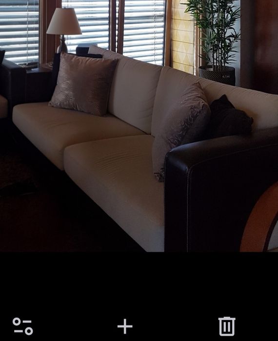 Sofá de sala com costas e braços em pele