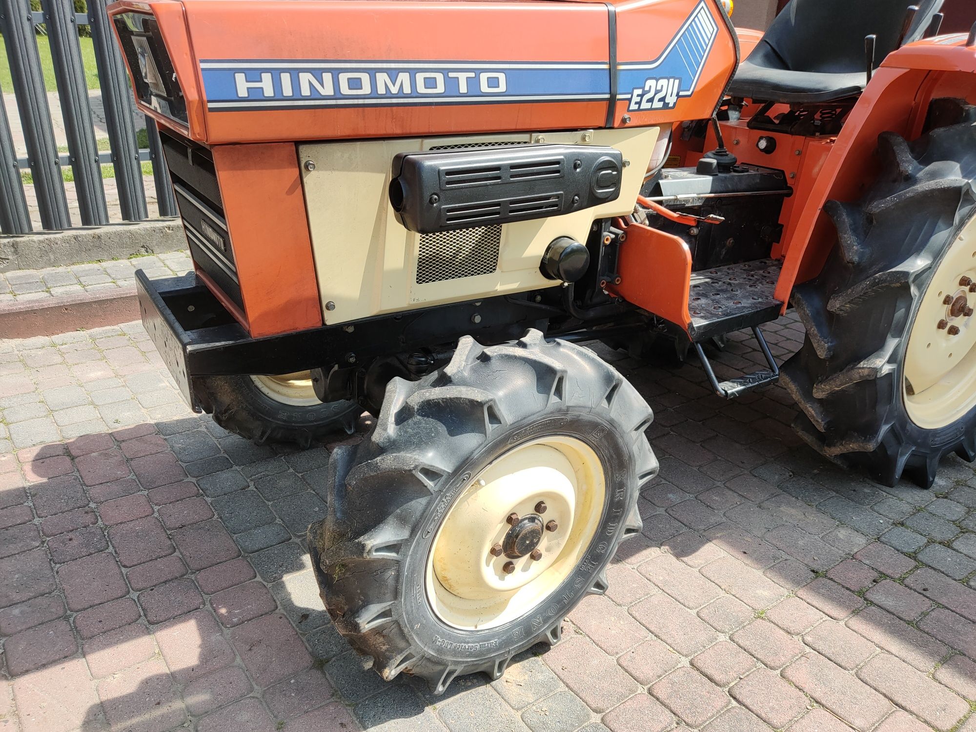 Minitraktorek Hinomoto E224 4x4