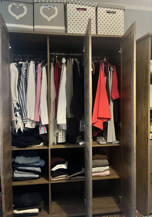 Szafa Trzydrzwiowa w kolorze naturalnego dębu