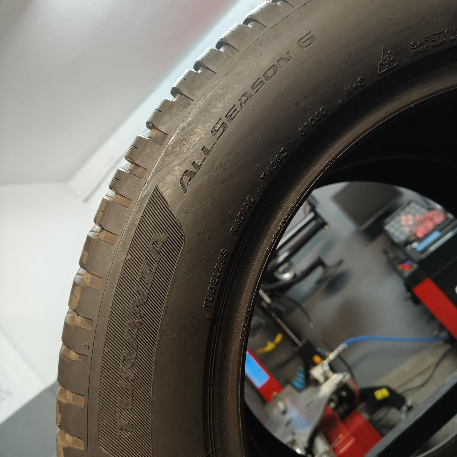 225/60/18 Sprzedam parę opon całorocznych Bridgestone