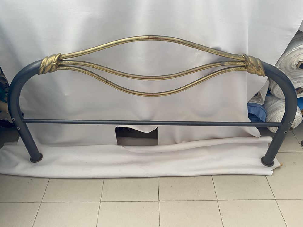 Cama de Metal Cinzenta