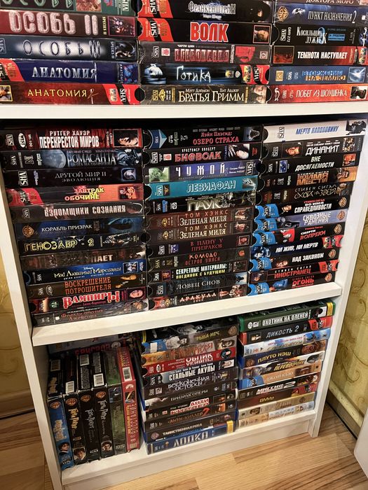 Відеокасети з різними фільмами